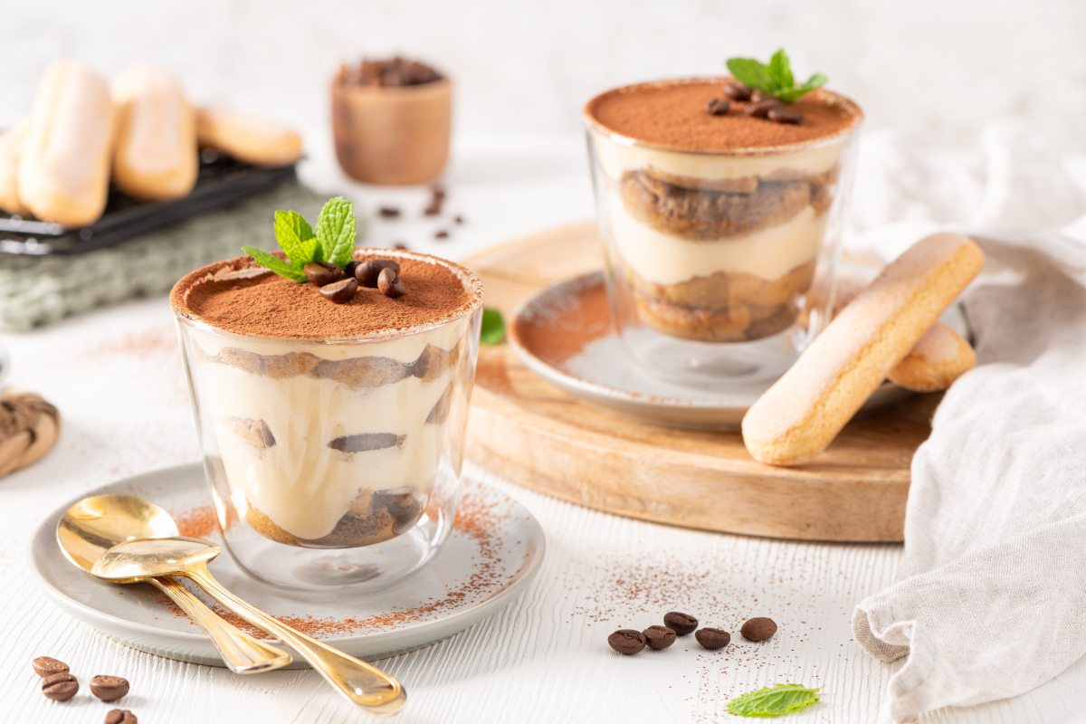 Tiramisu „fals” cu iaurt grecesc: o variantă mai ușoară pentru zilele călduroase