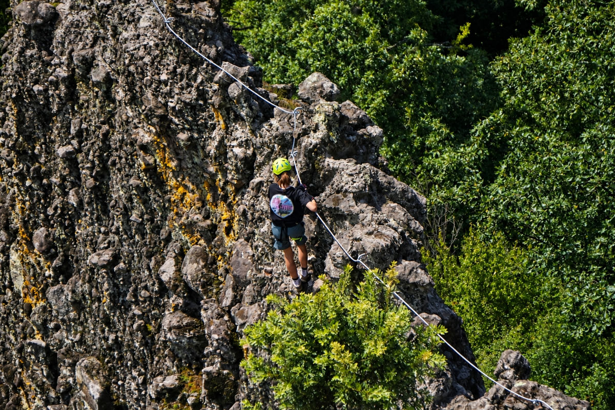 Ruinele unei cetăți medievale din România atrag mii de turiști printr-un traseu spectaculos