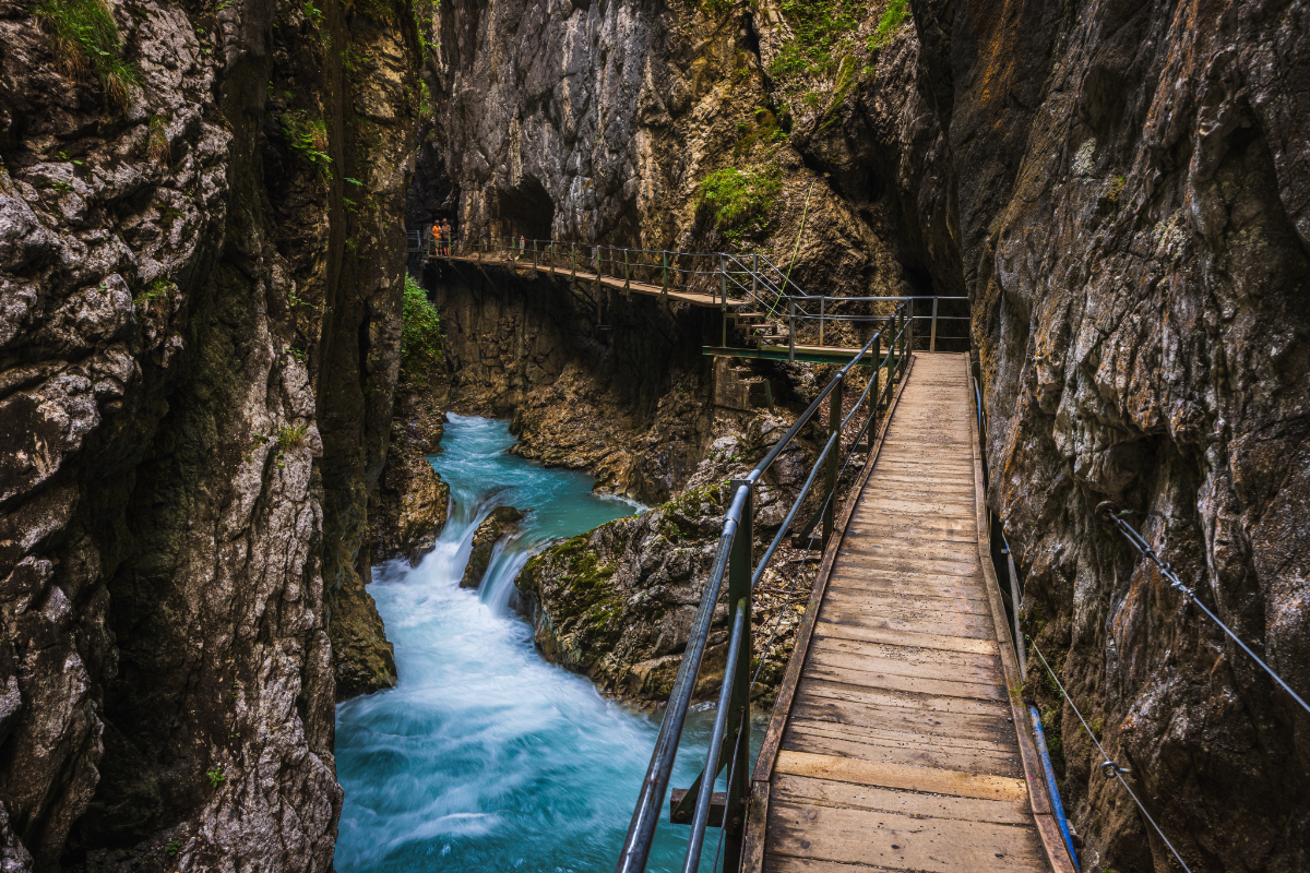 Una dintre cele mai spectaculoase treceri de frontieră din Europa duce printre cascade