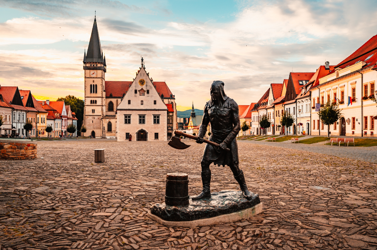 Orașul medieval UNESCO din vecinătate, cu centru splendid și prețuri accesibile